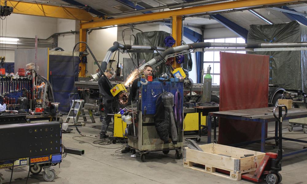KLC, der består af afdelinger med blandt andet mekanikerværksted, hydraulik, trailerservice og opbygning, tæller i dag omkring 50 medarbejdere. KLC, der består af afdelinger med blandt andet mekanikerværksted, hydraulik, trailerservice og opbygning, tæller i dag omkring 50 medarbejdere.