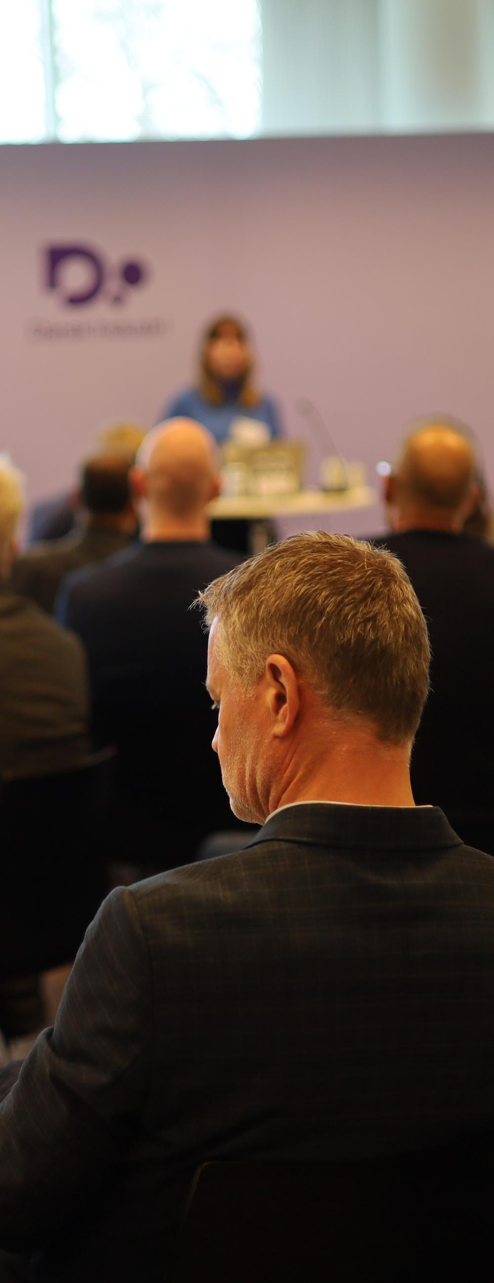 Aage Vestergaard Larsen beskæftiger sig primært med plastspild fra industrien, men får mere og mere husstandssorteret plast til Mariager. I 2024 forventes det, at halvdelen af den plastråvare, som AVL køber ind, vil være PCR -plast (post consumer recycled). I baggrunden ses produktudvikler Maria Dahl holde oplæg for konferencens deltagere. Aage Vestergaard Larsen beskæftiger sig primært med plastspild fra industrien, men får mere og mere husstandssorteret plast til Mariager. I 2024 forventes det, at halvdelen af den plastråvare, som AVL køber ind, vil være PCR -plast (post consumer recycled). I baggrunden ses produktudvikler Maria Dahl holde oplæg for konferencens deltagere.