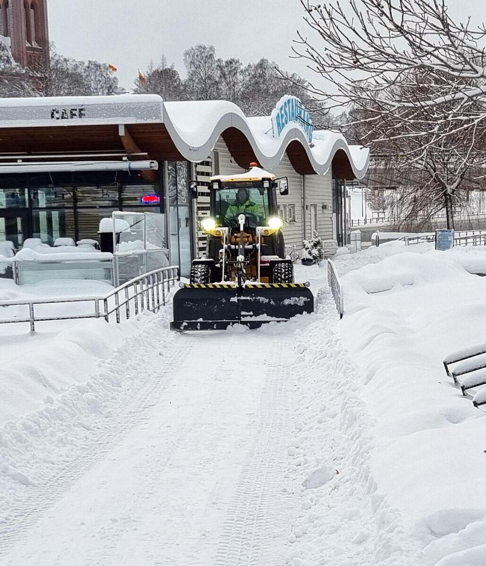 Volvo L25 Electric röjer snö i centrala Sundsvall.