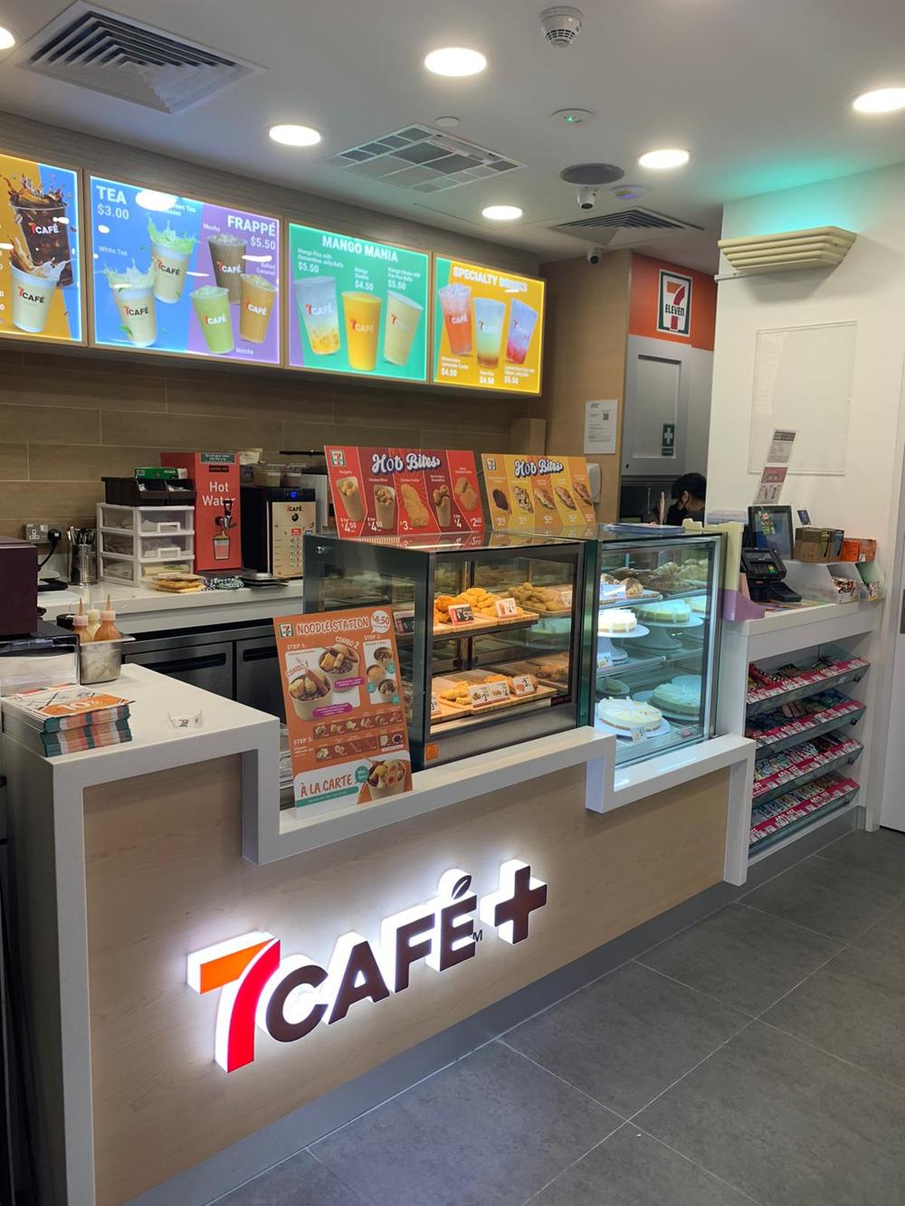 7Café+ är i praktiken en butik för take away-mat. 7Café+ är i praktiken en butik för take away-mat.