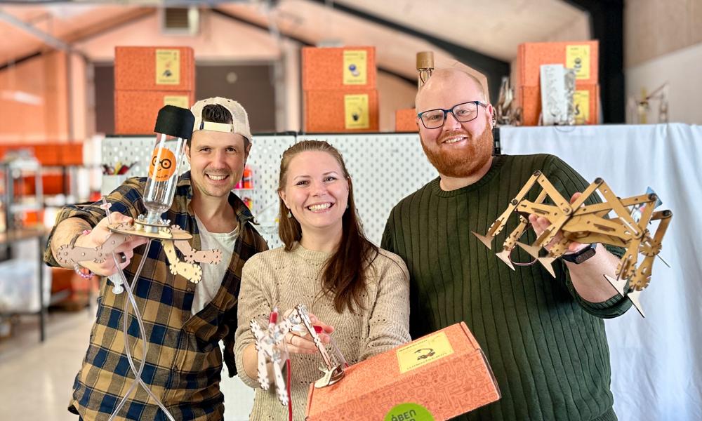 LalaToys er blevet til Woodstein - og det er der en ganske særlig årsag til, fortæller folkene bag. Fra venstre mod højre er det direktør Nicolai Varney, medstifter Jannie Varney og medstifter Christian Søstrøm. LalaToys er blevet til Woodstein - og det er der en ganske særlig årsag til, fortæller folkene bag. Fra venstre mod højre er det direktør Nicolai Varney, medstifter Jannie Varney og medstifter Christian Søstrøm.