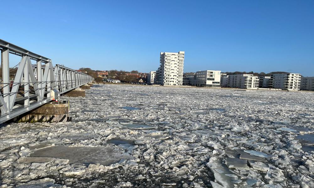 Fjorden mellem Aalborg og Nørresundby er fyldt med drivis.
Fjorden mellem Aalborg og Nørresundby er fyldt med drivis.