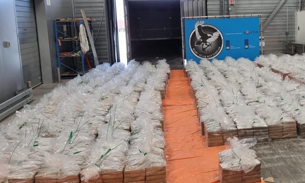 I Rotterdams havn ramte tolderne jackpot i august, da en hollandsk beslaglæggelse satte rekord med otte ton kokain. (Arkivfoto). I Rotterdams havn ramte tolderne jackpot i august, da en hollandsk beslaglæggelse satte rekord med otte ton kokain. (Arkivfoto).