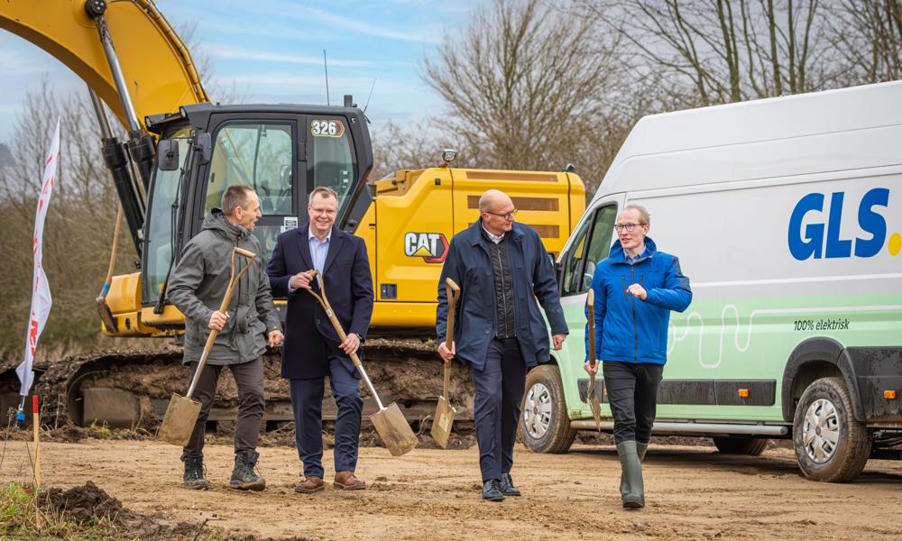 Sådan så det ud, da GLS og Grpkjær tog første spadestik til distributionscenteret i Ringsted i januar 2024. Fra venstre: Torben Kloster fra Gråkjær, Henrik Nyegaard, Director Operations i GLS Denmark, Steen Kristensen, Managing Director i GLS Denmark, og Henrik Hvidesten, borgmester i Ringsted Kommune. Sådan så det ud, da GLS og Grpkjær tog første spadestik til distributionscenteret i Ringsted i januar 2024. Fra venstre: Torben Kloster fra Gråkjær, Henrik Nyegaard, Director Operations i GLS Denmark, Steen Kristensen, Managing Director i GLS Denmark, og Henrik Hvidesten, borgmester i Ringsted Kommune.