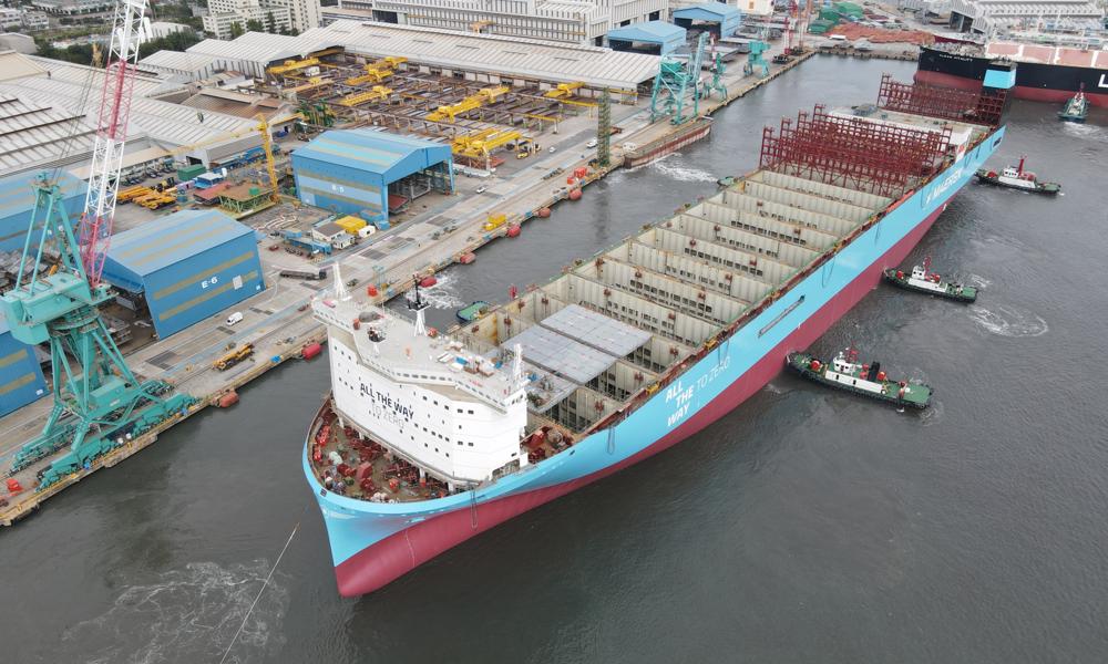 Det første af Mærsk-rederiets helt store containerskibe, som er forberedt til metanol-drift, er blevet navngivet ved en ceremoni på Hyundai Heavy Industries-skibsværftet i Ulsan, Sydkorea. Det første af Mærsk-rederiets helt store containerskibe, som er forberedt til metanol-drift, er blevet navngivet ved en ceremoni på Hyundai Heavy Industries-skibsværftet i Ulsan, Sydkorea.