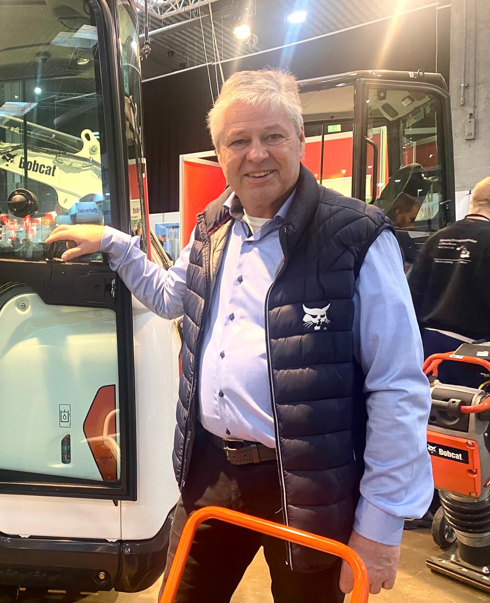 Palle Andersen, distrikschef fra Stenderup her med en Bobcat på diesel, forklarer at man også har dem på el. Foto: Torben Sigh Palle Andersen, distrikschef fra Stenderup her med en Bobcat på diesel, forklarer at man også har dem på el. Foto: Torben Sigh