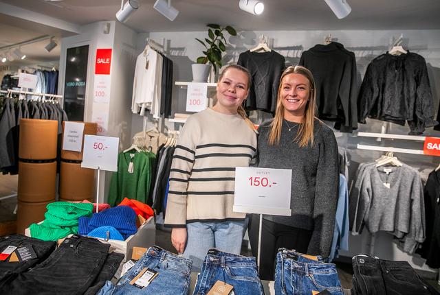 Laura (t.v.) og Kristina fra Vero Moda glæder sig over stort ryk ind til sidste uges outlet-salg.