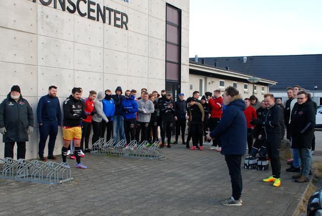 Cirka 30 spillere var mødt op til lørdagens standerhejsning i Hals forenede Sportsklubber.