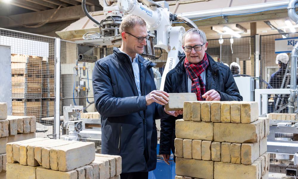 Genbrugsstens rensemaskine fjerner mørtel fra stenene. Derefter foretages en håndsortering. Nu skal Randers Tegl med adm. direktør Thomas Piper (tv) i front sælge sten for Steen Madsens (th) firma. Genbrugsstens rensemaskine fjerner mørtel fra stenene. Derefter foretages en håndsortering. Nu skal Randers Tegl med adm. direktør Thomas Piper (tv) i front sælge sten for Steen Madsens (th) firma.
