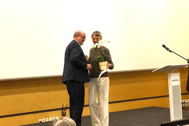 Jan Vestergaard får overrakt Årets Orkidépris af sidste års modtager Merete Højgaard.