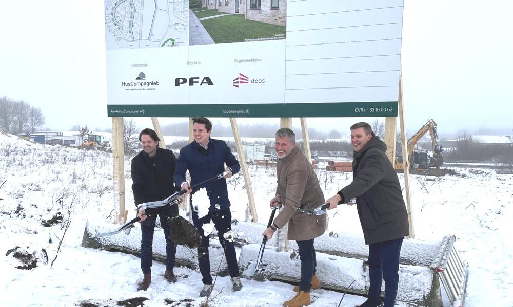 Første spadestik blev taget af Peter Morgan, Head of Real Estate hos PFA Ejendomme, Christoffer Krogh Pedersen, Investment Manager hos PFA Ejendomme, Martin Ravn, adm. direktør i Huscompagniet, og Lasse Frimand Jensen (S), borgmester i Aalborg Kommune. Første spadestik blev taget af Peter Morgan, Head of Real Estate hos PFA Ejendomme, Christoffer Krogh Pedersen, Investment Manager hos PFA Ejendomme, Martin Ravn, adm. direktør i Huscompagniet, og Lasse Frimand Jensen (S), borgmester i Aalborg Kommune.
