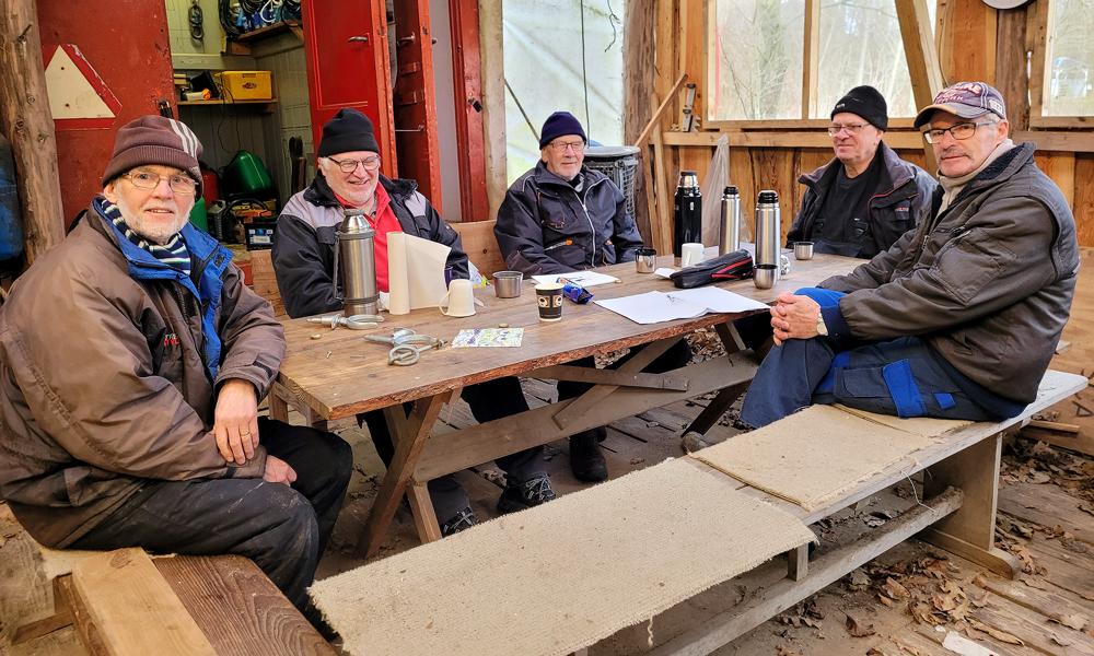 De frivillige skibsbyggere i Neessund Vikingeskibslaug mødes fast hver tirsdag eftermiddag for at bygge og hygge sig med hinanden og de gæster, som ofte kigger indenfor for at se og høre om det, de laver. Fra venstre ses Flemming Nordentoft, Benny Povlsen, Hardy Olesen, Theodor Dige og Jørgen Rasmussen. De frivillige skibsbyggere i Neessund Vikingeskibslaug mødes fast hver tirsdag eftermiddag for at bygge og hygge sig med hinanden og de gæster, som ofte kigger indenfor for at se og høre om det, de laver. Fra venstre ses Flemming Nordentoft, Benny Povlsen, Hardy Olesen, Theodor Dige og Jørgen Rasmussen.