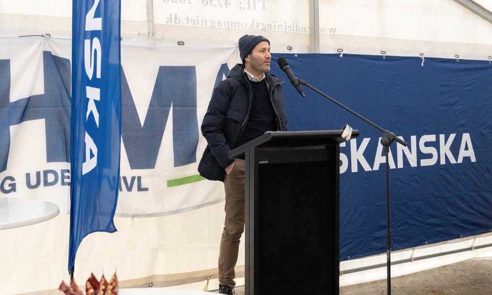 Kim Poulsen, projektudviklingschef, Skanska A/S, på talerstolen ved rejsegildet for Hørkær Have i Herlev. Kim Poulsen, projektudviklingschef, Skanska A/S, på talerstolen ved rejsegildet for Hørkær Have i Herlev.