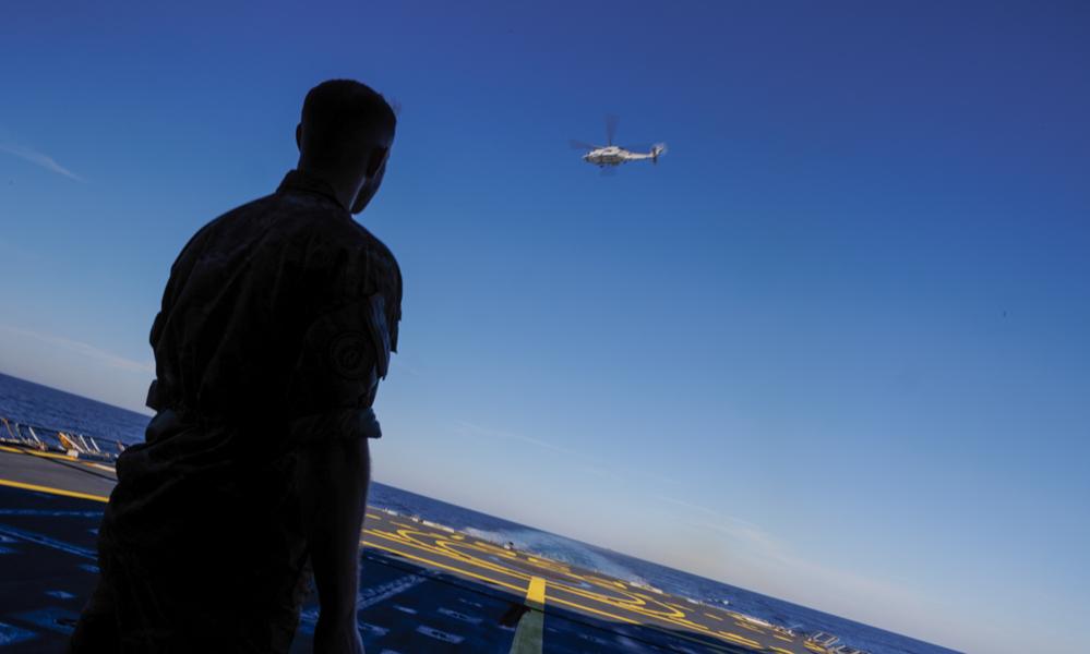 En Seahawk-helikopter er med til at skabe fregattens situationsbillede. En Seahawk-helikopter er med til at skabe fregattens situationsbillede.