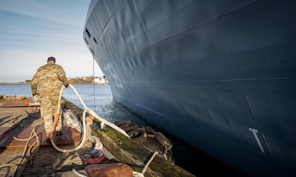 - Som en stor søfartsnation har vi et ansvar for at styrke den maritime sikkerhed. Det gør vi nu med fregatbidraget til den amerikanskledede koalition. Det kan ikke stå uimodsagt, når houthierne i en allerede skærpet sikkerhedssituation angriber international skibsfart, udtaler udenrigsminister Lars Løkke Rasmussen - Som en stor søfartsnation har vi et ansvar for at styrke den maritime sikkerhed. Det gør vi nu med fregatbidraget til den amerikanskledede koalition. Det kan ikke stå uimodsagt, når houthierne i en allerede skærpet sikkerhedssituation angriber international skibsfart, udtaler udenrigsminister Lars Løkke Rasmussen