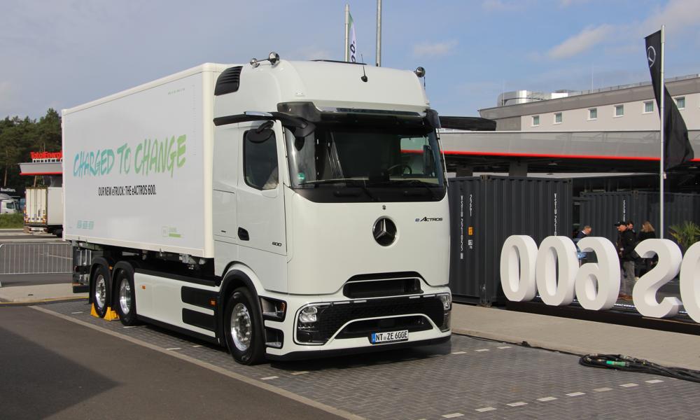 eActros 600 er... ikke med på Transport Expo. Sådan rent fysisk. Men der er masser af information at hente om Mercedes' store lastbilnyhed. eActros 600 er... ikke med på Transport Expo. Sådan rent fysisk. Men der er masser af information at hente om Mercedes' store lastbilnyhed.