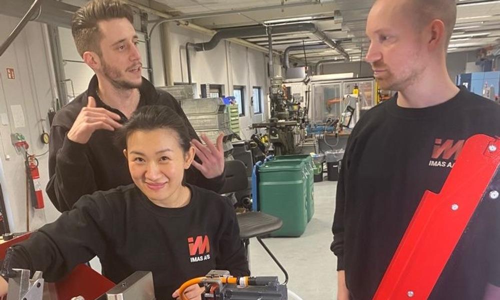 Imas erfarna industritekniker har utbildats av tillverkaren i hur man sätter upp den nya automatiska ringsvarven för tillverkning av arbetsstycken med Ø 0,3-4 mm. Imas erfarna industritekniker har utbildats av tillverkaren i hur man sätter upp den nya automatiska ringsvarven för tillverkning av arbetsstycken med Ø 0,3-4 mm.