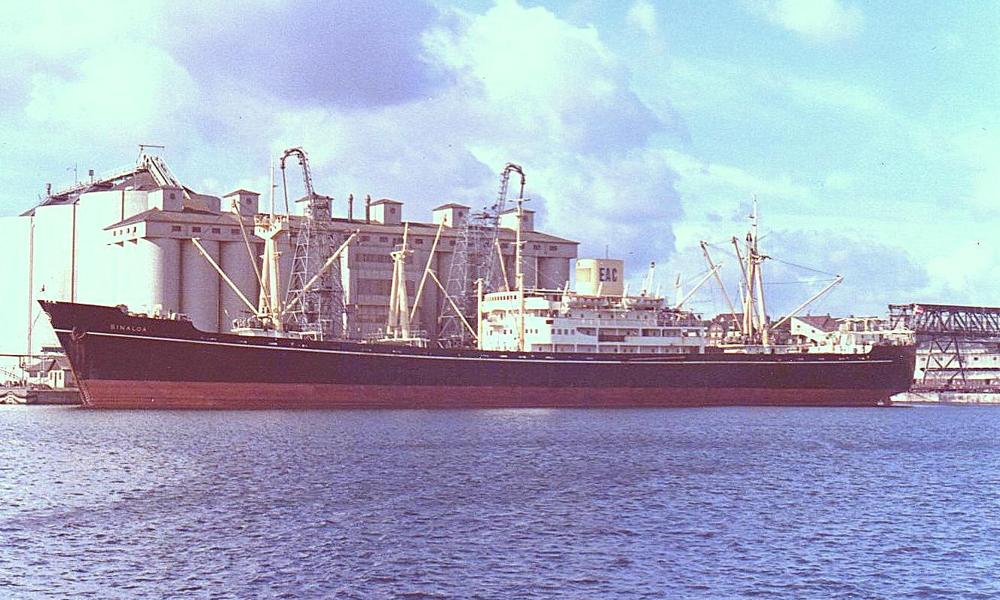 'Sinaloa' (1956). Ikke længere på ØK’s Fjernøsten-ruter, men forvist til Vestafrika på hendes ældre dage. Normalt ville skibet ligge på Pier 2, men her har det haft en ladning shea-nødder med fra Vestafrika til Oliemøllen. 'Sinaloa' (1956). Ikke længere på ØK’s Fjernøsten-ruter, men forvist til Vestafrika på hendes ældre dage. Normalt ville skibet ligge på Pier 2, men her har det haft en ladning shea-nødder med fra Vestafrika til Oliemøllen.