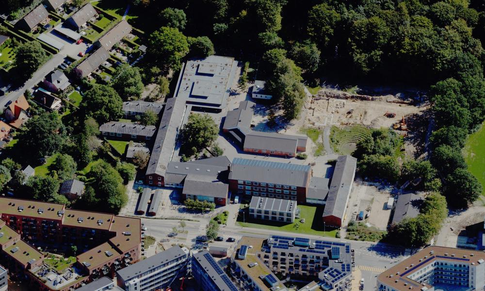 En helhedsplan for Frederiksborg Byskole i Hillerød skal sikre modernisering af store dele af skolens eksisterende bygninger. En helhedsplan for Frederiksborg Byskole i Hillerød skal sikre modernisering af store dele af skolens eksisterende bygninger.