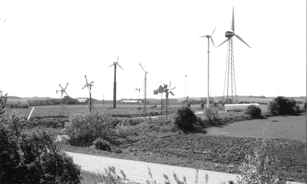 Danske smedemestre producerede mellem 1978 og 1992 en serie vindmøller med blandt andet ingeniørhjælp fra Nordisk Folkecenter for Vedvarende Energi. Danske smedemestre producerede mellem 1978 og 1992 en serie vindmøller med blandt andet ingeniørhjælp fra Nordisk Folkecenter for Vedvarende Energi.