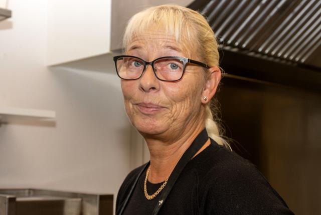 Helle ”Havnegrill” Sørensen er på plads i køkkenet til endnu en sæson i Havnecafeen på Gjøl.