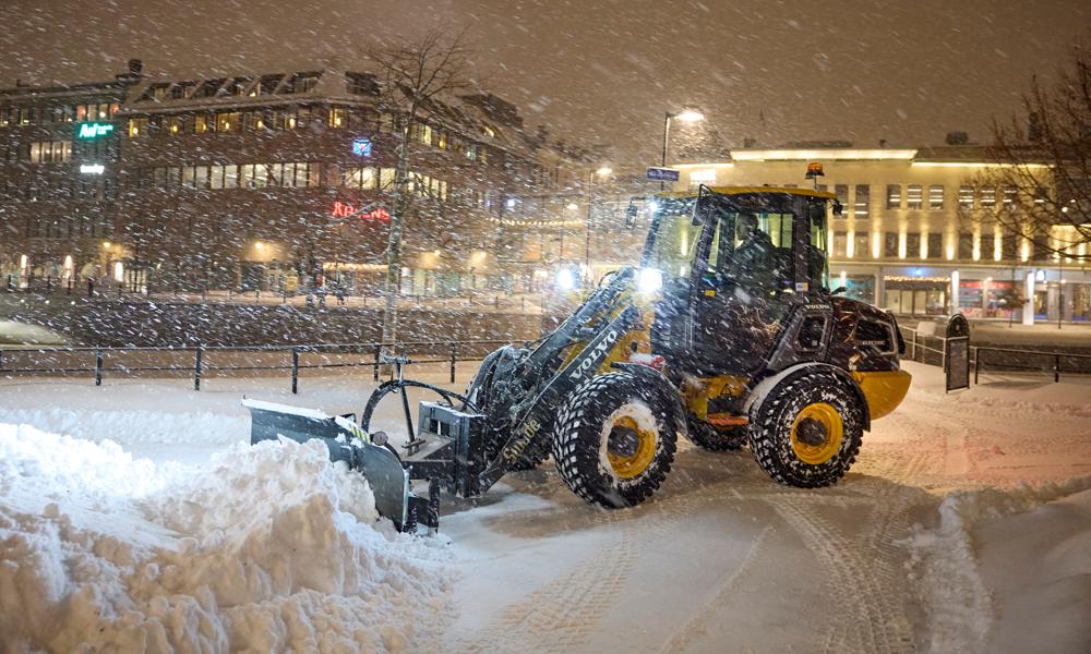 Hjullastaren hyrs av Betongbolaget och röjer snö i centrala Sundsvall i Sundfrakts regi. Hjullastaren hyrs av Betongbolaget och röjer snö i centrala Sundsvall i Sundfrakts regi.