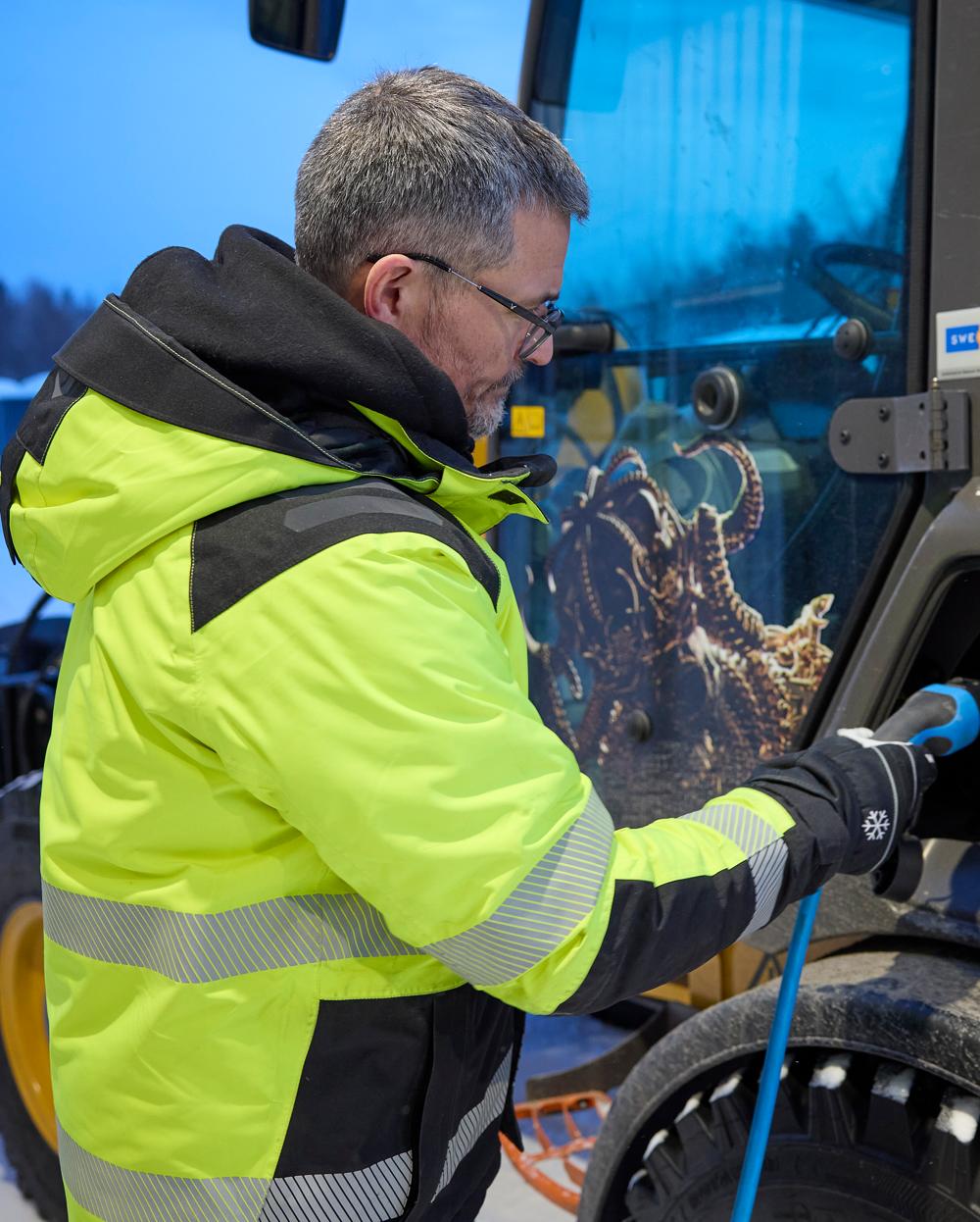Stefan Hörnfeldt laddar Volvo L25 Electric. Stefan Hörnfeldt laddar Volvo L25 Electric.