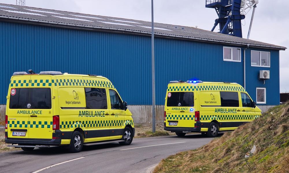 Der blev sendt et større antal redningskøretøjer afsted til havnen. Der blev sendt et større antal redningskøretøjer afsted til havnen.