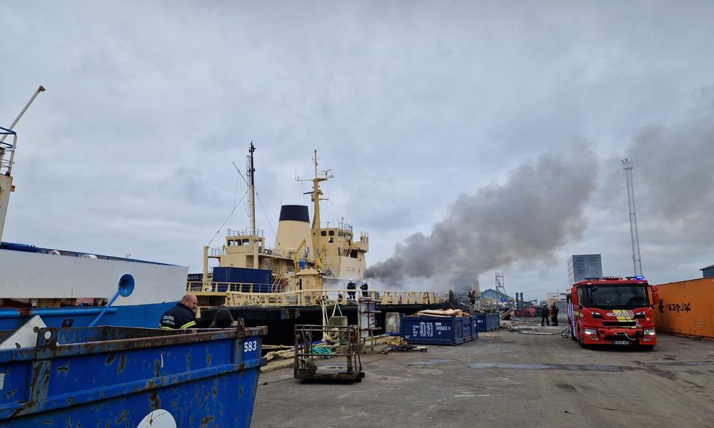 Branden på Danbjørn gav anledning til en del røgudvikling på havnen i Esjberg. Branden på Danbjørn gav anledning til en del røgudvikling på havnen i Esjberg.
