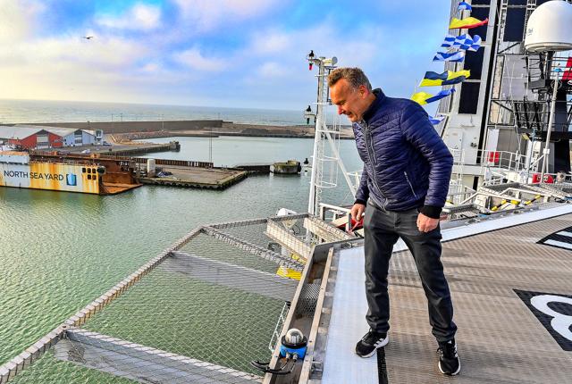 Jens Otto Madsen (Enhedslisten) er imponeret over IWS Skywalkers helikopterdæks placering højt over havoverfladen.