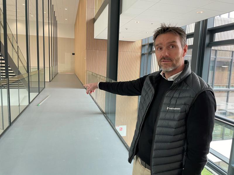 Jon Gjørlund udpeger den væg, der lige nu udgør grænsen, den såkaldte koblingszone, til det endnu ikke færdige Universitetshospital i Odense. I fremtiden skal gangbroen føres igennem. Hvornår vides ikke endnu. Jon Gjørlund udpeger den væg, der lige nu udgør grænsen, den såkaldte koblingszone, til det endnu ikke færdige Universitetshospital i Odense. I fremtiden skal gangbroen føres igennem. Hvornår vides ikke endnu.