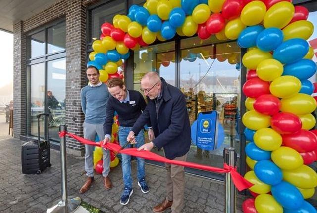 Butikschef Jesper Hovedskou og borgmester Mogens Jespersen klippede torsdag morgen den røde snor til Lidls første butik i Hadsund.