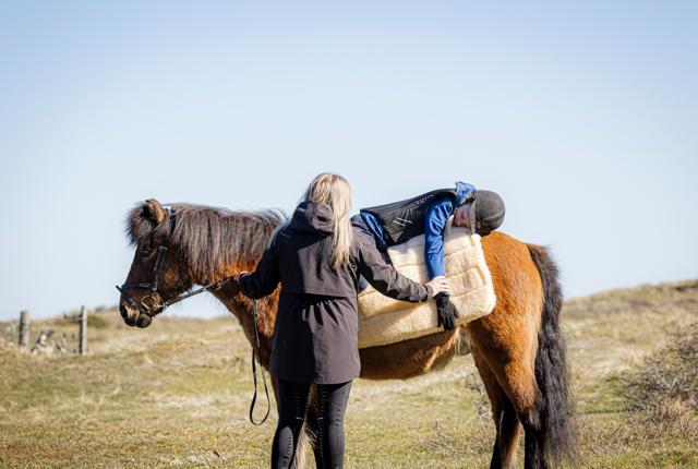 Mindfulness på ryggen af hesten er en af øvelserne hos ”Mit Ridefrikvarter” i Nørlev. 