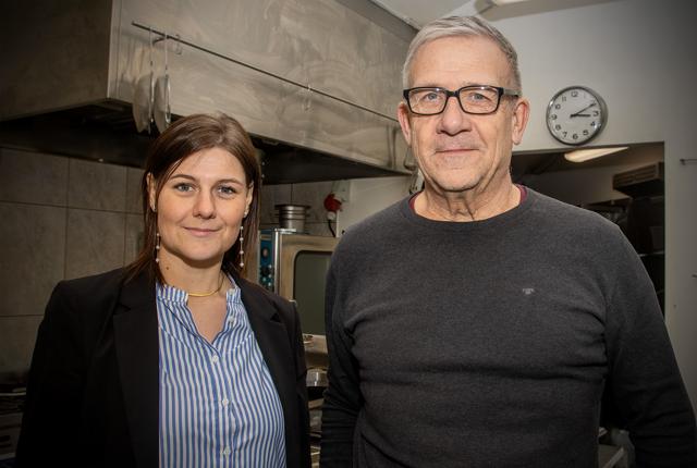 Kristine Nygaard og Frank Møldrup giver køkkenet i Attrup Havnecafe en overhaling inden åbningen.
