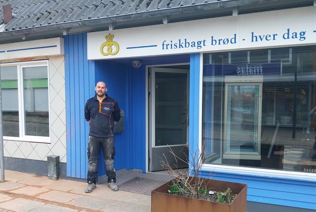 Nu kommer der snart til at stå Røgters Café på skiltet over indgangsdøren til det gamle bageri 'Røgters Bageri'. Frans Noermark Jensen er ved at være færdig med at indrette lokalerne til café - og så skifter han arbejdstøjet ud med kokketøj.