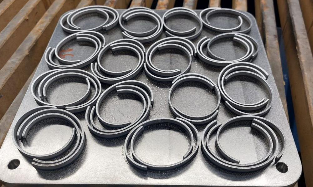 Armbanden när de precis kommit ut ur 3D-printern, innan de blivit slipade och polerade än. Armbanden när de precis kommit ut ur 3D-printern, innan de blivit slipade och polerade än.