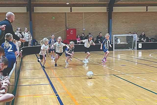 Der var kamp om hver eneste bold ved Skoleindefodboldstævnet i Dronninglund Hallerne.