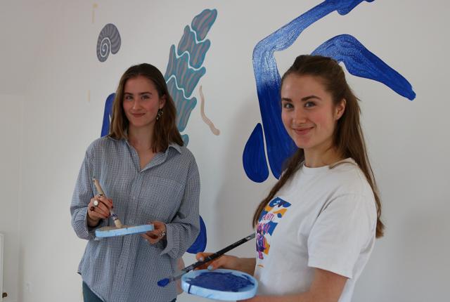 Carla og Bjørk maler alt i frihånd, gerne på store "lærreder". 