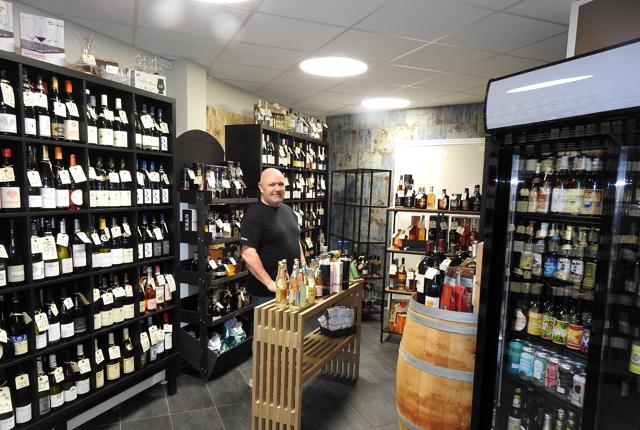 Her er det butikschefen Jan Hansen i den nye vinafdeling i Kødboxen.