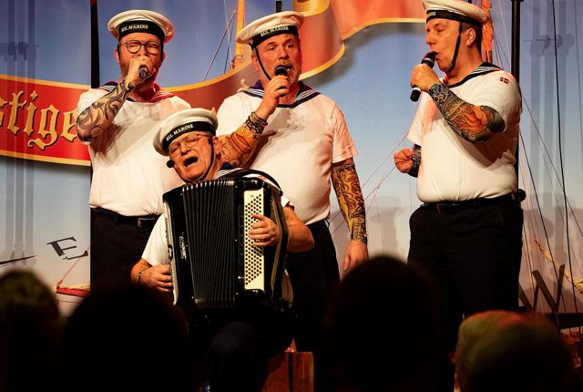 'De Lystige Sømænd' bragte fest og stemning til Kulturhuset med deres sang og smittende gode humør.