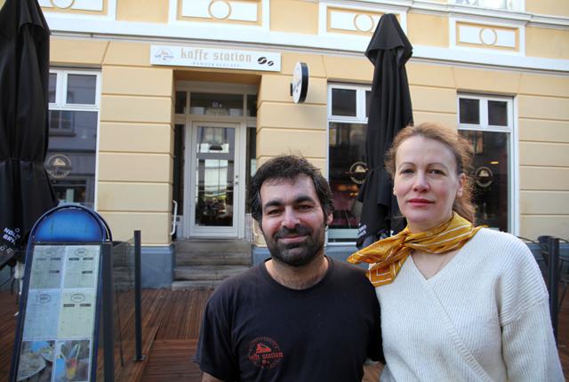 Ayat Mohammadi og Inga Daniela Mikelsone glæder sig over, at frederikshavnerne har taget Kaffe Station til sig.