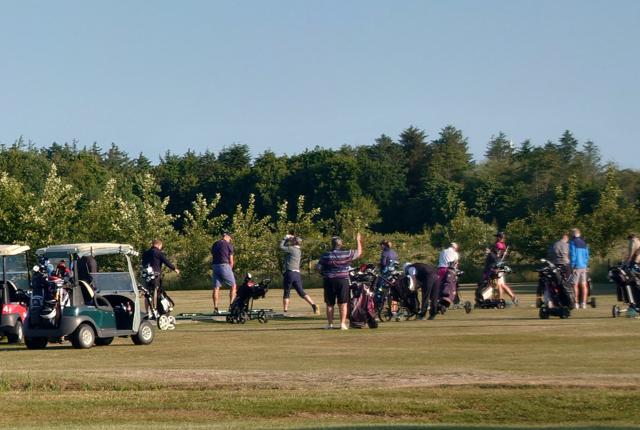Golfspillerne i Løkken Golfklub ser frem til snart at kunne komme på græs igen.