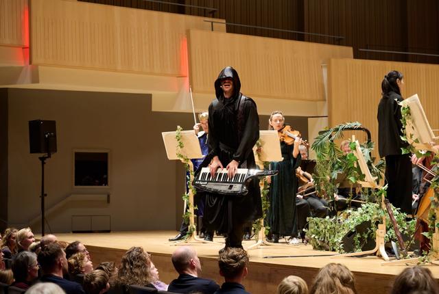 Mathias Madsen Munch spiller selv med i sine koncerter og styrer det symfoniske orgel direkte fra sin trådløse keytar, som er hans foretrukne instrument.