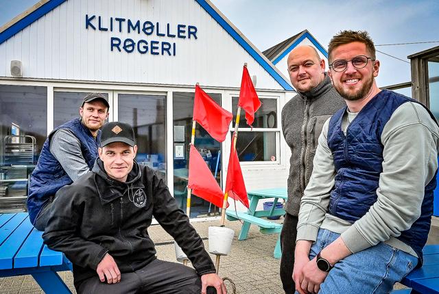Restaurationschef Mikkel Hansen, opvokset i Klitmøller, (f.v), Tmoas Sekkelund og Jacob Pedersen, Kyst og restauratør Thomas Karkyd åbner 28. marts den nye udgave af Klitmøller Røgeri.