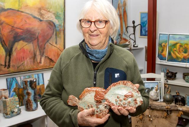 Anna Maria Kornum sætter liv i årets påskeudstilling i Slettestrands Havbådehus med en stime rødspætter i keramik.