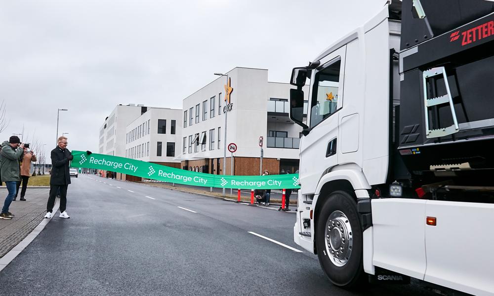 15. marts blev det 270.000 kvm parkerings- og opladningscenter Recharge City ved afkørsel 57, Horsens Syd på motorvej E45 indviet. 15. marts blev det 270.000 kvm parkerings- og opladningscenter Recharge City ved afkørsel 57, Horsens Syd på motorvej E45 indviet.