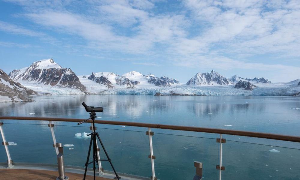 'Ocean Albatros' patenterede X-Bow giver uhindret udsigt til havet fra skibets tre observationsdæk, her fra den indtrækkelige hydrauliske platforme på Dæk 5, som giver uhindret udsigt tæt på vandniveau.  'Ocean Albatros' patenterede X-Bow giver uhindret udsigt til havet fra skibets tre observationsdæk, her fra den indtrækkelige hydrauliske platforme på Dæk 5, som giver uhindret udsigt tæt på vandniveau.