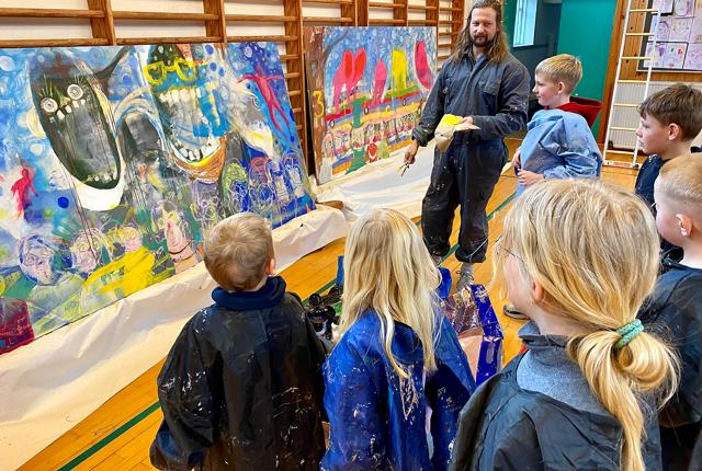 Kunstmaler Hartvig Egeberg Holdensen lavede sammen med elever tre malerier, der fremover skal udsmykke gymnastiksalen.
