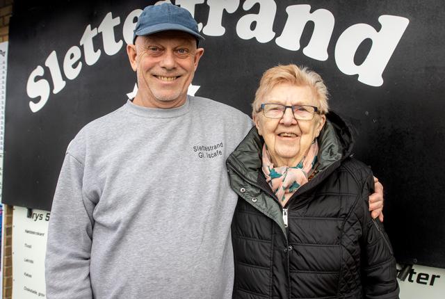 Når Slettestrand Gl. Iscafe åbner for 2024-sæsonen lørdag formiddag klokken 10, bliver det med Sonja Albrektsen ved softicemaskinen. Hun grundlagde cafeen i 1964. Til venstre Hans Peter Brandi, der i dag driver Slettestrand Gl. Iscafe sammen med hustruen Lise Beyer.