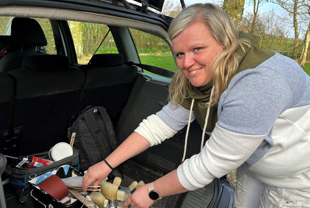 Fra 1. april pakker Hanne Noppenau Sørensen sin egen firmabil med pensler og kører ud på opgaver fra sit eget firma; Maler Hanne.
